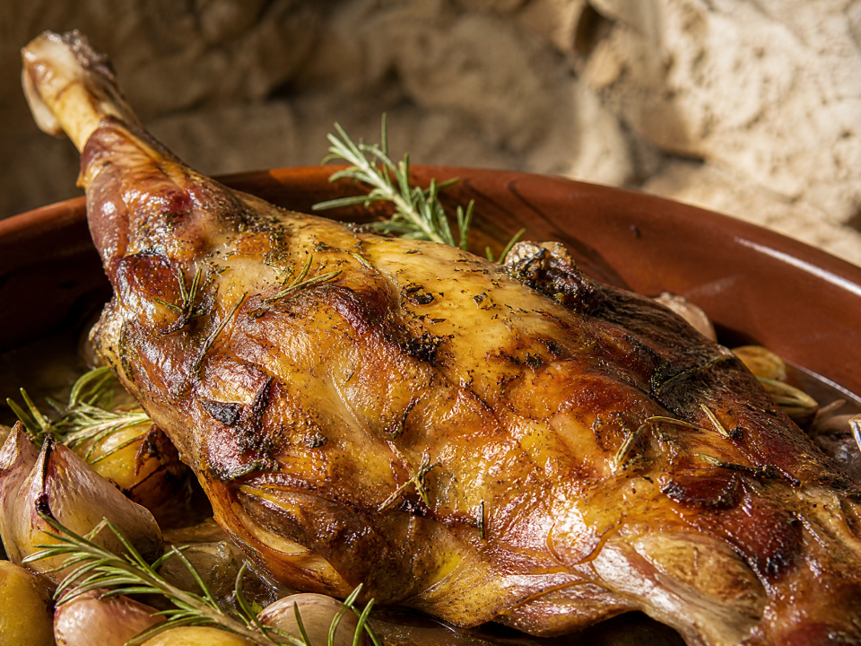 Ternasco de Aragón asado al horno — Restaurante Casa Agustín