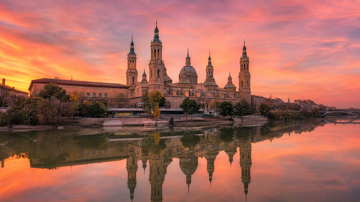 Basílica del Pilar reflejada en el Ebro — Restaurante Casa Agustín