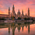 Basílica del Pilar reflejada en el Ebro — Restaurante Casa Agustín