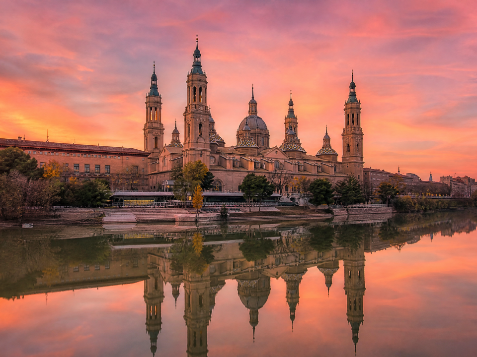 Basílica del Pilar reflejada en el Ebro — Restaurante Casa Agustín