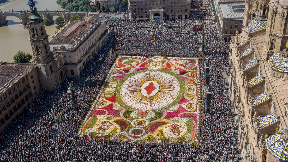 Ofrenda de Flores Fiestas del Pilar Zaragoza — Restaurante Casa Agustín