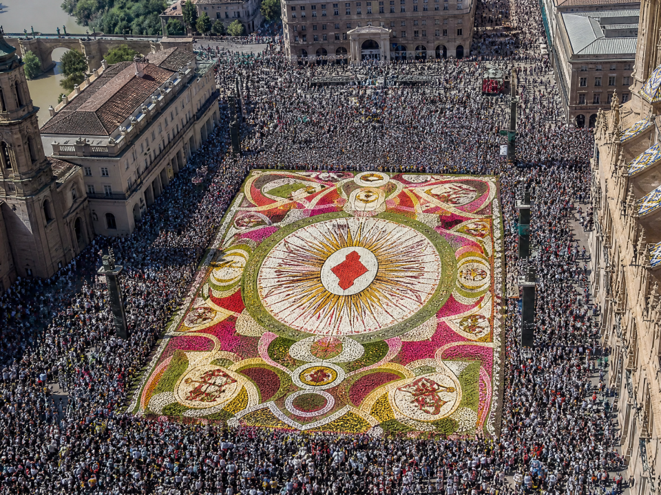 Ofrenda de Flores Fiestas del Pilar Zaragoza — Restaurante Casa Agustín