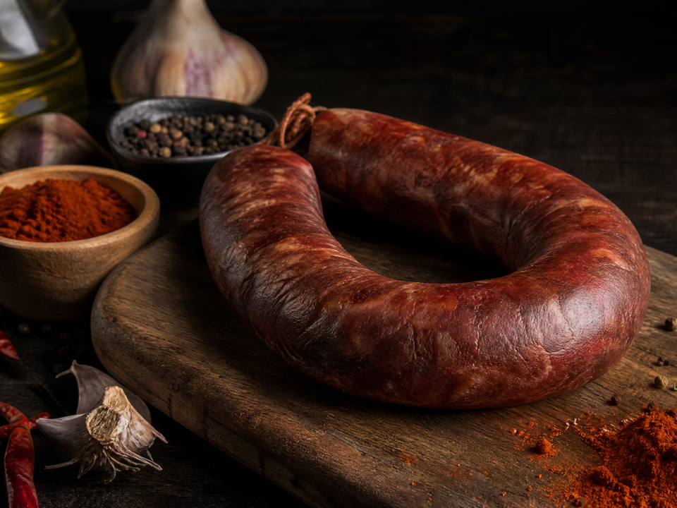 Longaniza aragonesa sobre tabla de madera — Restaurante Casa Agustín